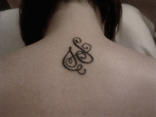 modele de tatouage avec 3 lettres