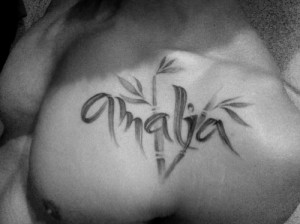 Un modèle de tatouage pectoral Amalia
