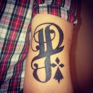 tatouage initiales avec hermine 